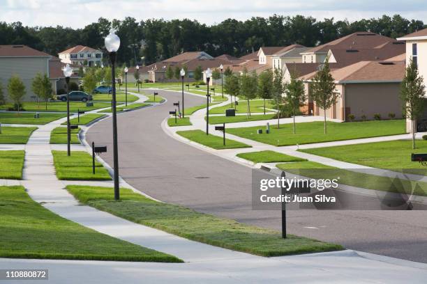 houses on suburban block, apopka, florida - buitenwijk stockfoto's en -beelden