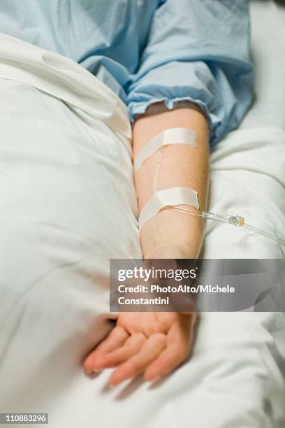 patient receiving iv treatment, cropped - iv going into an arm 個照片及圖片�檔