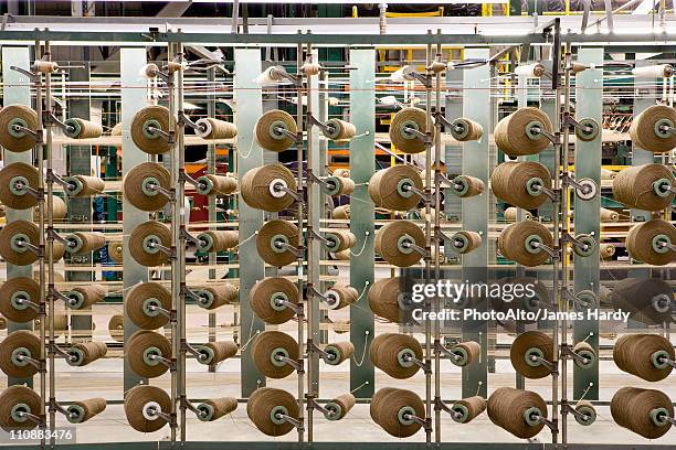 yarn spools on carpet weaving machine - industrie textile photos et images de collection