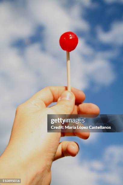 red lollipop and blue sky - stick plant part fotografías e imágenes de stock