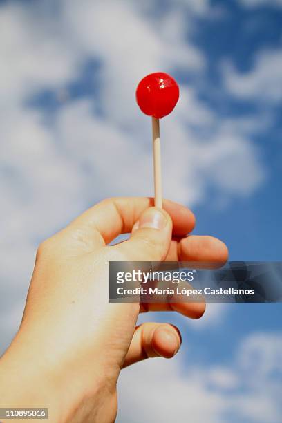 red lollipop and blue sky - sticky foto e immagini stock