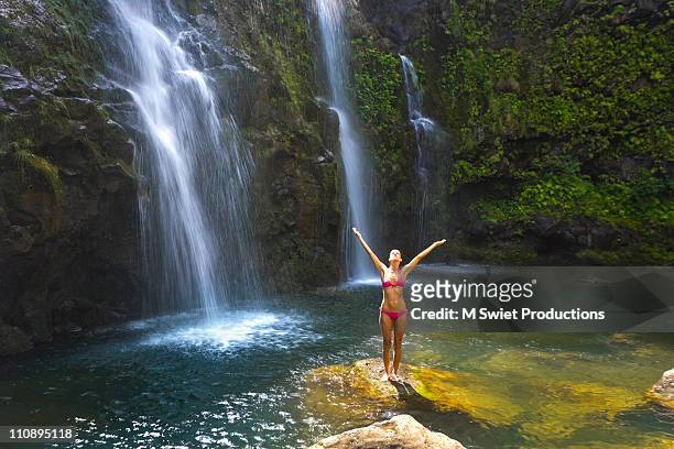 woman freedom - water fall hawaii - fotografias e filmes do acervo