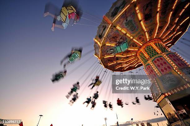 carnival swing ride - fahrgeschäft stock-fotos und bilder