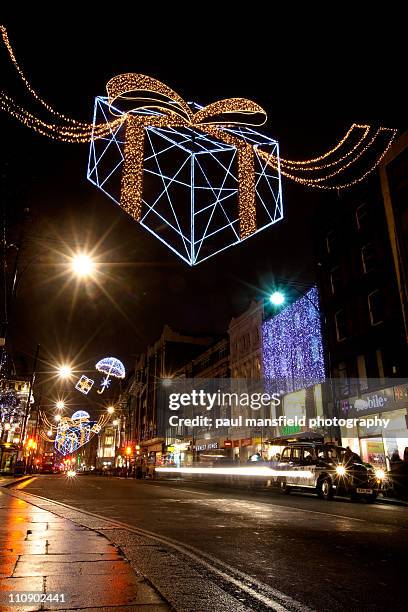 festive decorations on oxford street, london - oxford street london stockfoto's en -beelden