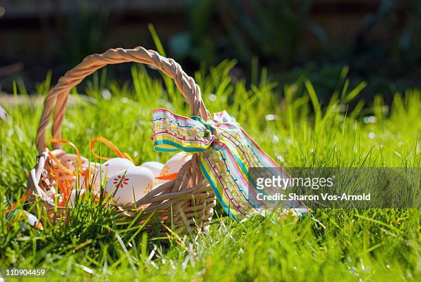easter egg hunt, basket in garden - eggs in basket stock-fotos und bilder