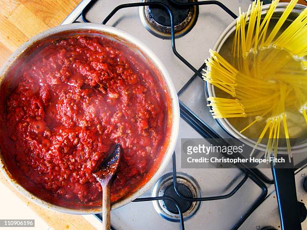spaghetti bolognese - piano del fornello foto e immagini stock