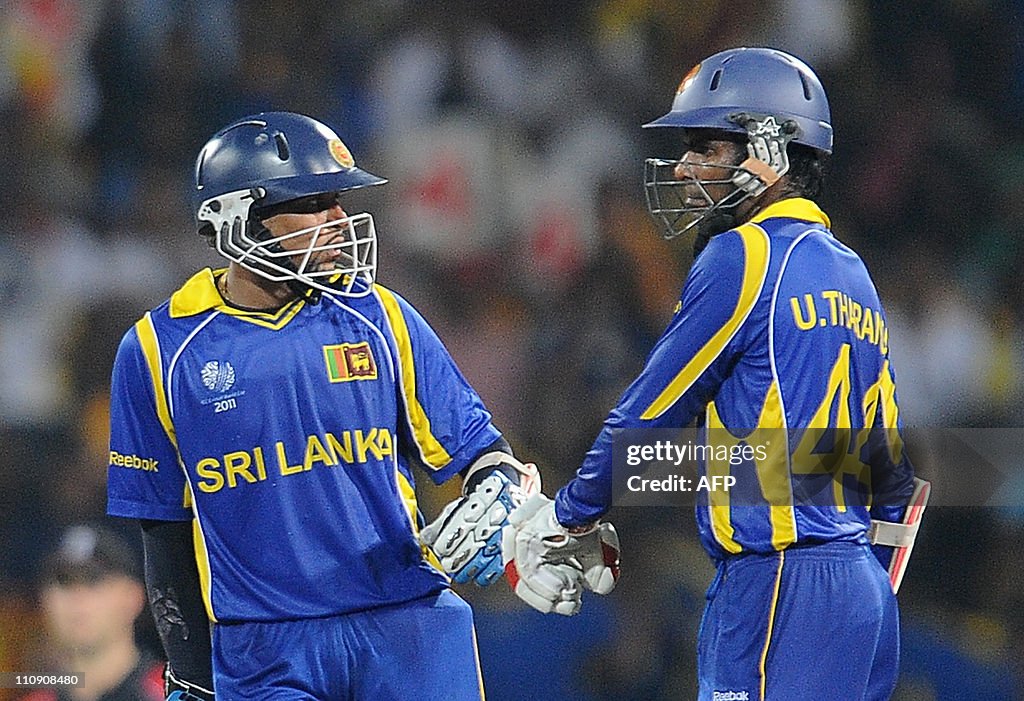 Sri Lankan batsmen Upul Tharanga (R) and