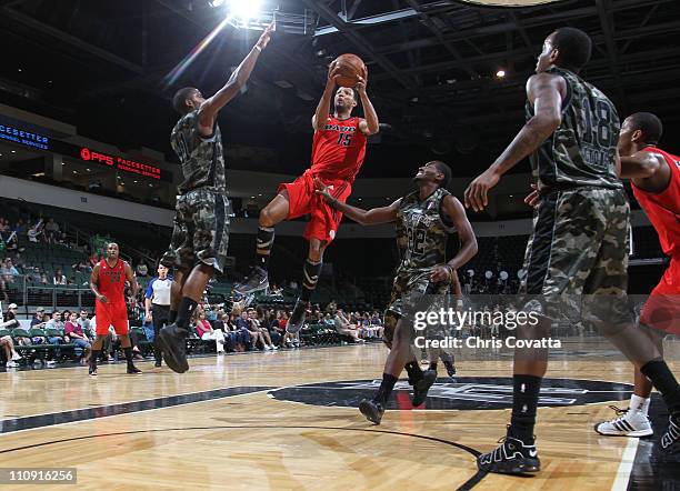 Tony Bobbitt of the Idaho Stampede drives between Marcus Coleman and Kyle Weaver of the Austin Toros on March 26, 2011 at the Cedar Park Center in...