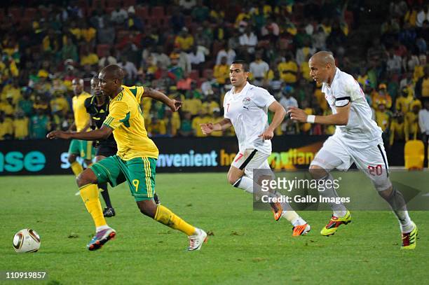 Katlego Mphela of South Africa and Wael Gomaa and Ahmed Fathy of Egypt chase the ball during the 2012 Africa Cup of Nations Qualifier match between...