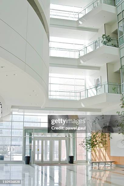 office park – lobby - atrium architektonisches detail stock-fotos und bilder