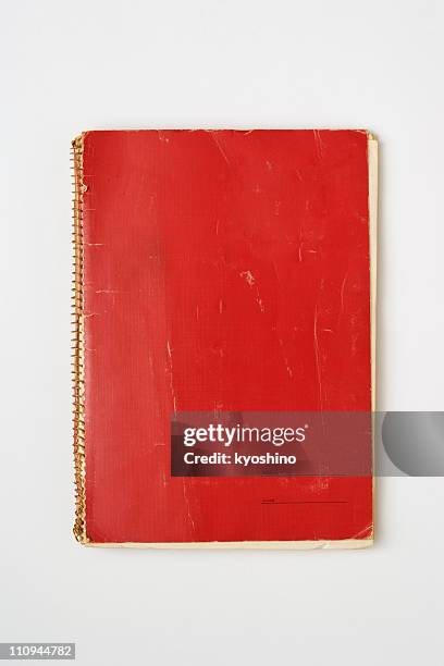 rouge isolé photo de vieux carnet à spirale sur fond blanc - manuel scolaire photos et images de collection