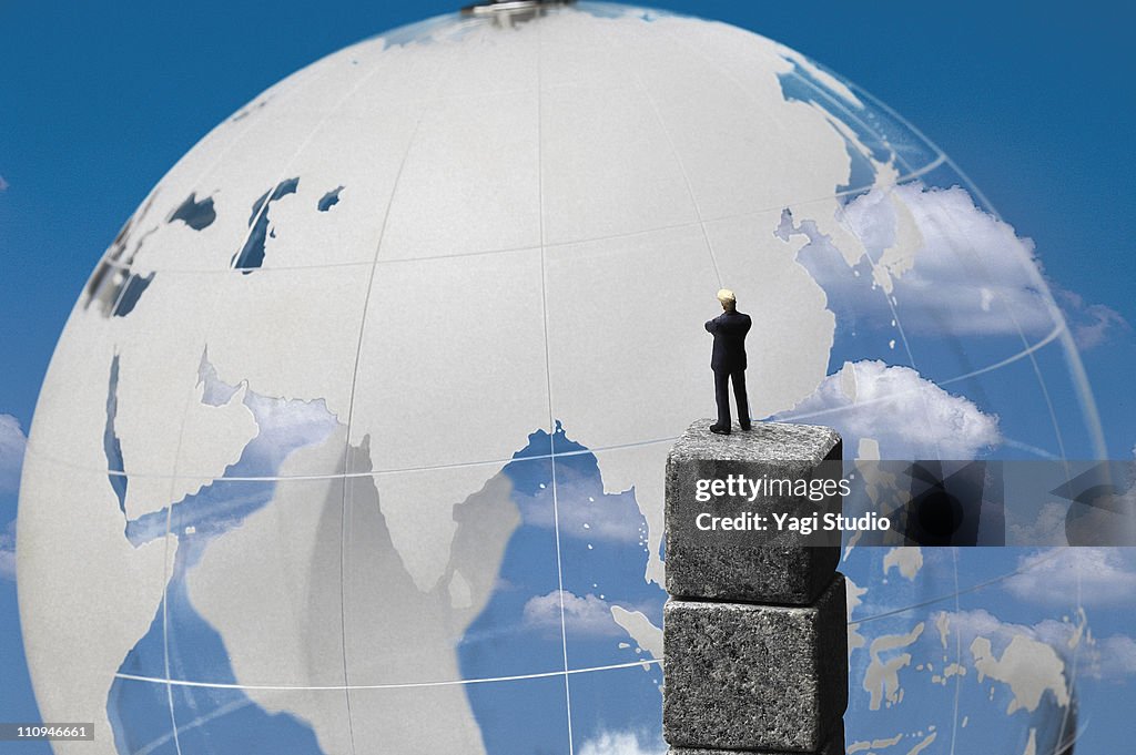The man of the globe and the miniature