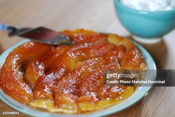 tarte tatin with banana - tarte tatin stock-fotos und bilder