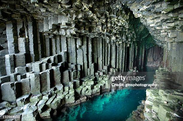 fingal's cave - staffa eiland stockfoto's en -beelden