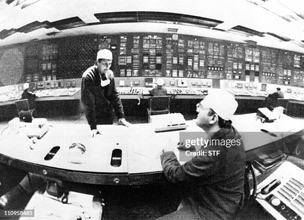 Photo prise le 02 juin 1986 au centre de contrôle du réacteur No 1 de la centrale nucléaire Tchernobyl de deux ingénieurs qui travaillaient sur le...