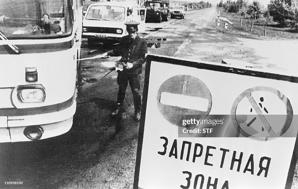 Un policier contrôle, le 10 mai 1986, le