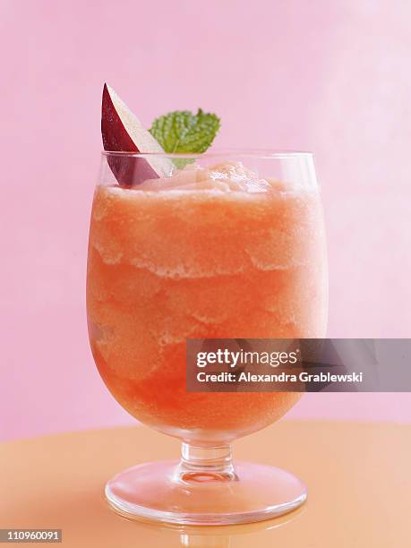 frozen plum cocktail - frozen drink foto e immagini stock