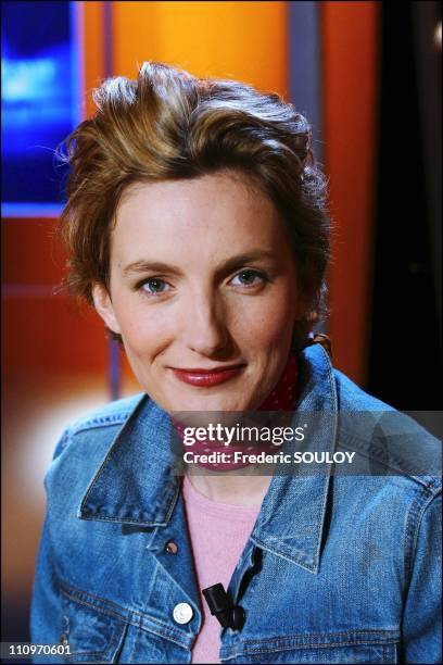 French Tv Show "Vol De Nuit": Anna Gavalda " Ensemble, C'Est Tout " Edit - La Dilettante In Paris, France On March 09, 2004