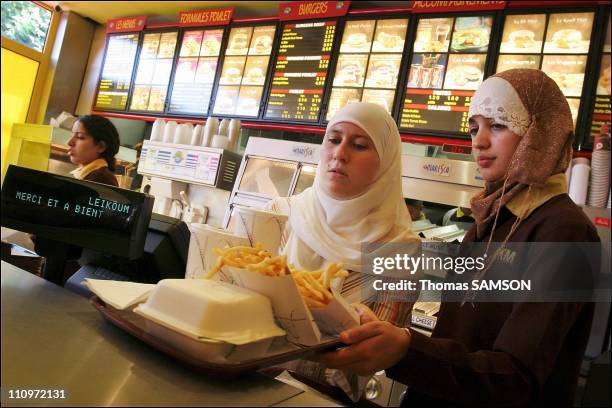 Beurger King Muslim, the first halal fastfood opened on July 9 2005 - Photo by Thomas SAMSON/GAMMA in Clichy-sous-Bois, France on August 18th, 2005.