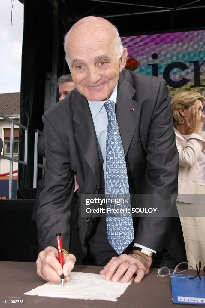 Lay the first stone of the 'Institut du Cerveau et de la Moelle... News Photo Getty Images Lay the first stone of the 'Institut du Cerveau et de la Moelle... News Photo Getty Images