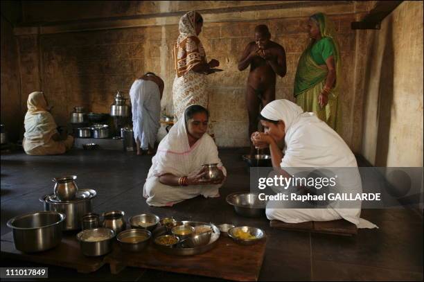 Shravana Belgola, meal of a Digambara Jain monk - He collects in his palms the food offered by devotees - The Digambara monks renounced all wordly...