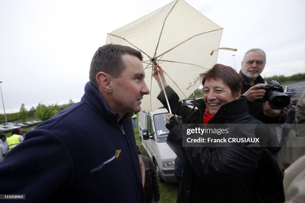 Olivier Besancenot, spokesman for the New Anti-Capitalist Party (NPA), Arlette Laguiller and Natalie Arthaud, spokesman Ouvriere Struggle (LO) meet the striking employees of the Toyota plant on their site in Onnaing, France on April 16th, 2009.