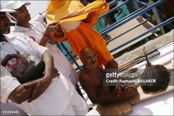 Bahubali, a giant of peace and colors - During the long ceremony, volunteers provide a bit of shade to this digambara monk in Shravanabelagola, India...