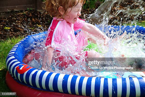 paddling pool fun - planschbecken stock-fotos und bilder