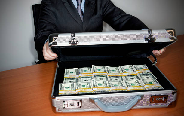 EL MEJOR GOBIERNO DE LA HISTORIA 2 man holding silver briefcase full of 100 bills