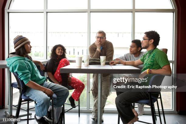 friends hanging out in cafe - maldivian ethnicity stock pictures, royalty-free photos & images