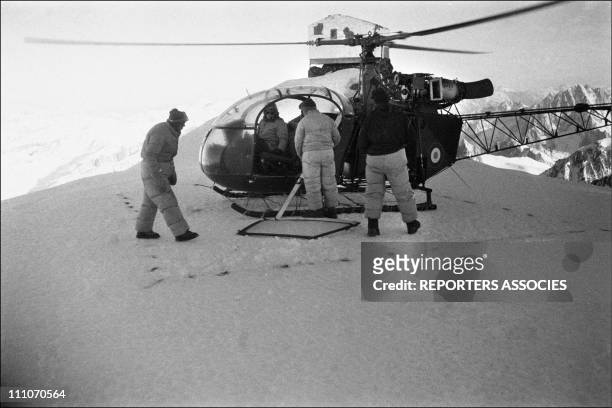 January 3, 9h00: the Alouette II take off from Chamonix - 9h10, the Alouette are landed, in turn, near the Vallot refuge and evacuate the crew of the...