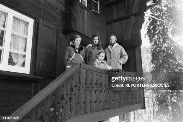 Family Of Monaco Skiing At Gstaad : Prince Albert, Princess Caroline, Princess Grace And Princess Stephanie In Gstaad, Switzerland On February, 1969