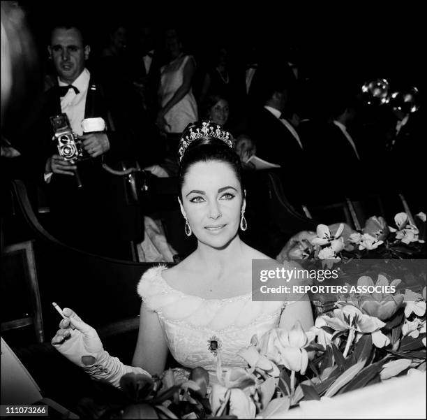 Liz Taylor at the Premiere of "Lawrence d'Arabie" in Paris, France on March 16, 1963.