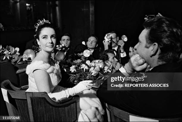 Liz Taylor and Richard Burton at the Premiere of "Lawrence d'Arabie" in Paris, France on March 16, 1963.