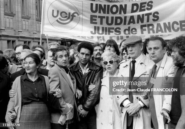 Simone Signoret, Yves Montand, Harlem Desir, Simone Veil at the Rally against an attack anti-Semitic happened in the Jewish Film Festival in Paris,...