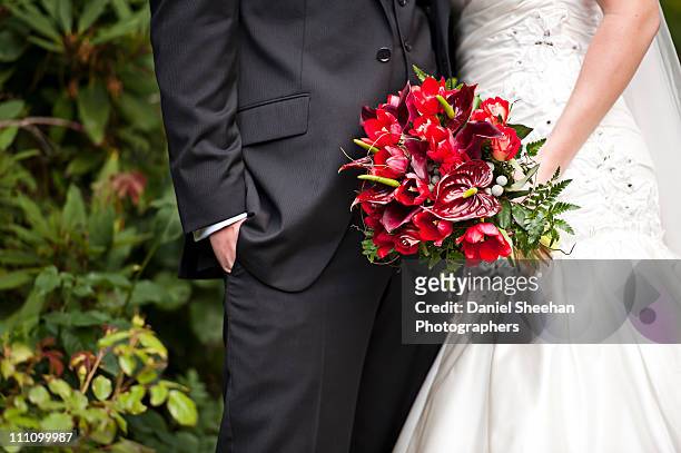 wedding couple with flowers - flamingoblume stock-fotos und bilder