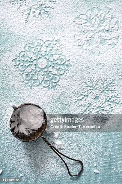 sugar snowflakes - powdered sugar stock-fotos und bilder