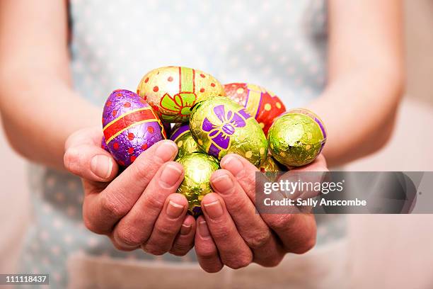 easter eggs - huevo de pascua fotografías e imágenes de stock