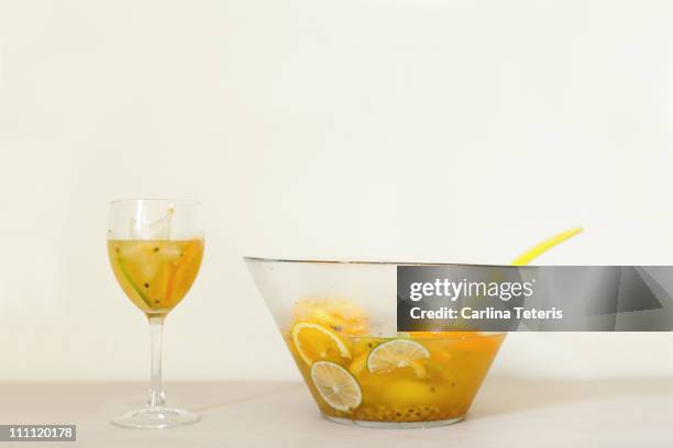 white wine sangria - punchskål bildbanksfoton och bilder