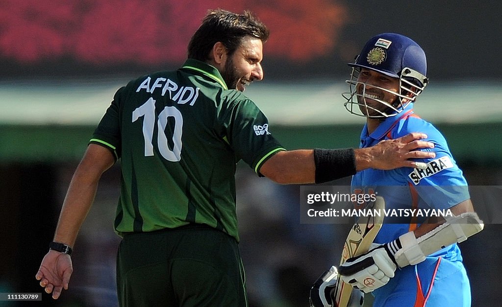 Indian cricketer Sachin Tendulkar (R) sh