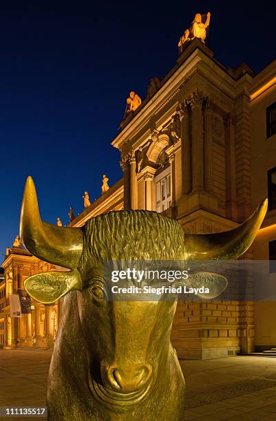 bull at stock exchange - börsenhausse stock-fotos und bilder