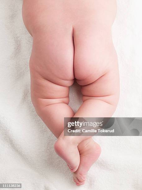 baby's butt - ass baby photos et images de collection