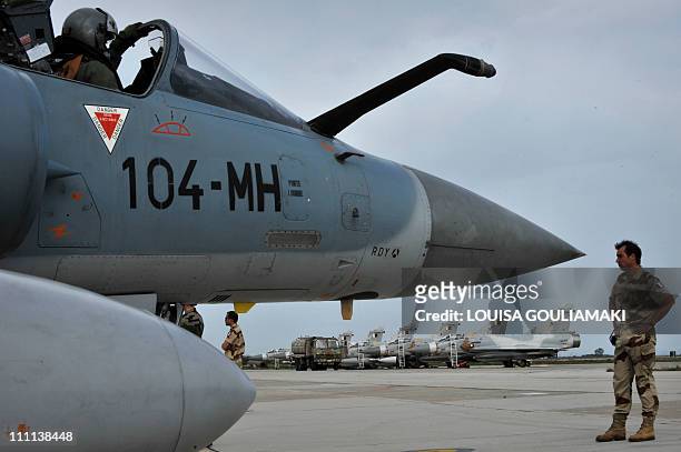[Berna] Décals Mirage 2000-5F "Corse" - BD 72-127 / 48-153 / 32-075 Qatari-mirage-fighter-jets-are-seen-behind-a-french-mirage-2000-jet-fighter-ready-to-take-off