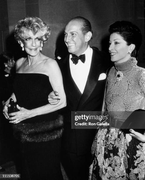 Pat Buckley, Oscar de la Renta and Mercedes Kellogg attend Council of Fashion Designers of America Dinner With D.V. Gala on December 7, 1987 at the...