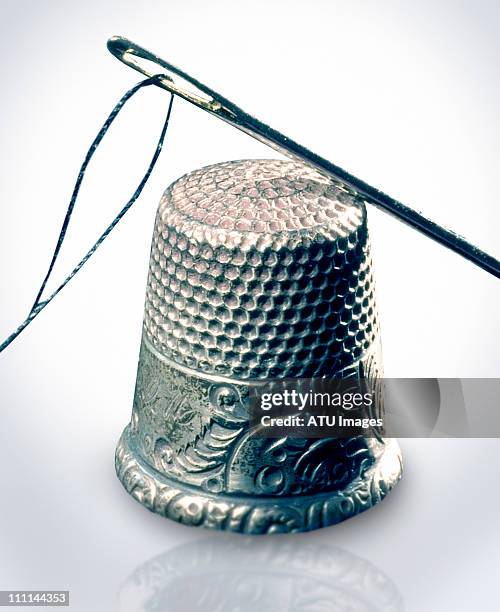 needle thread - thimble fotografías e imágenes de stock