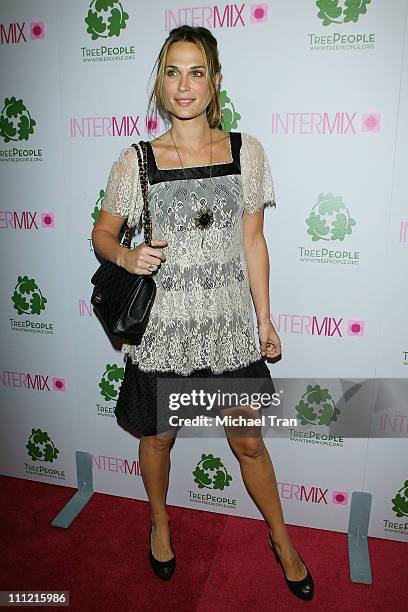 Actress Molly Sims arrives at the Intermix Boutique store opening at the Intermix Boutique store on September 25, 2007 in West Hollywood, California.