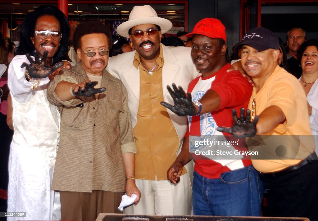 Earth, Wind & Fire Inducted into Guitar Center's RockWalk