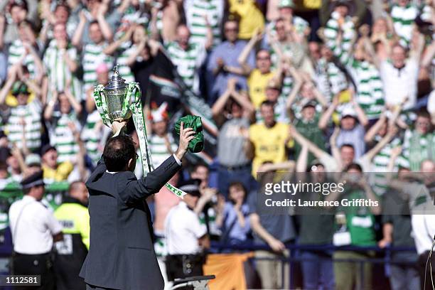 Celtic manager Martin O''Neill celebrates with the trophy after winning the Tennets Scottish FA Cup Final between Celtic v Hibernian at Hampden Park,...