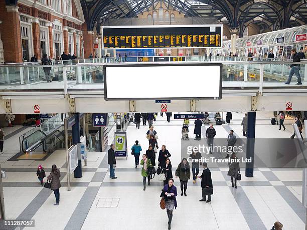 blank billboard, liverpool st station, london,  uk - treinstation stockfoto's en -beelden