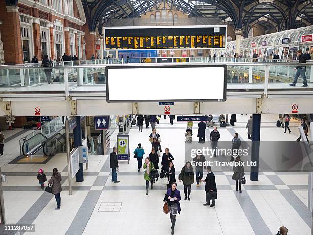 blank billboard, liverpool st station, london, uk - estação de ferroviária imagens e fotografias de stock